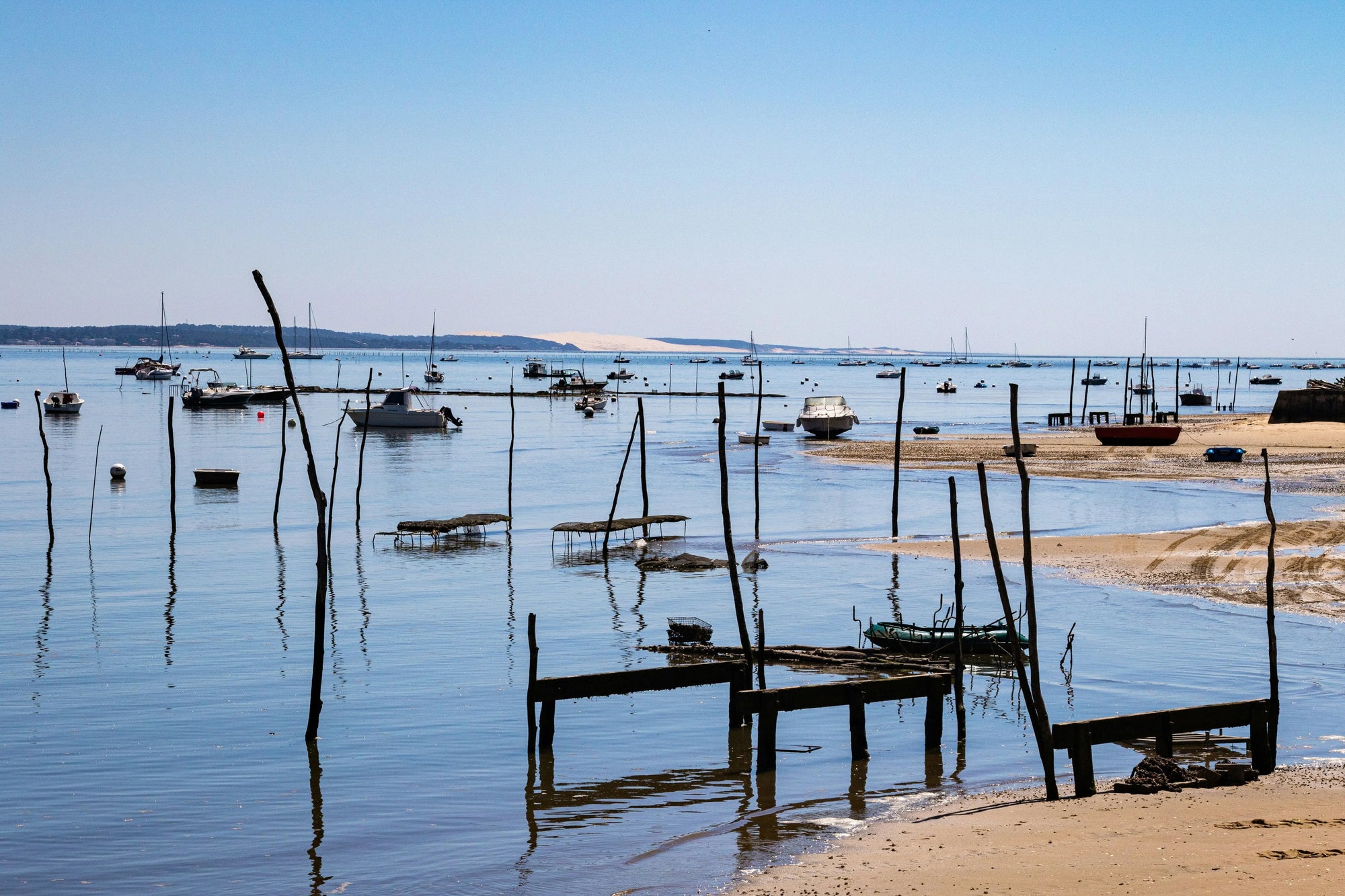 Bassin d'Arcachon avec bateaux et dune du Pilat