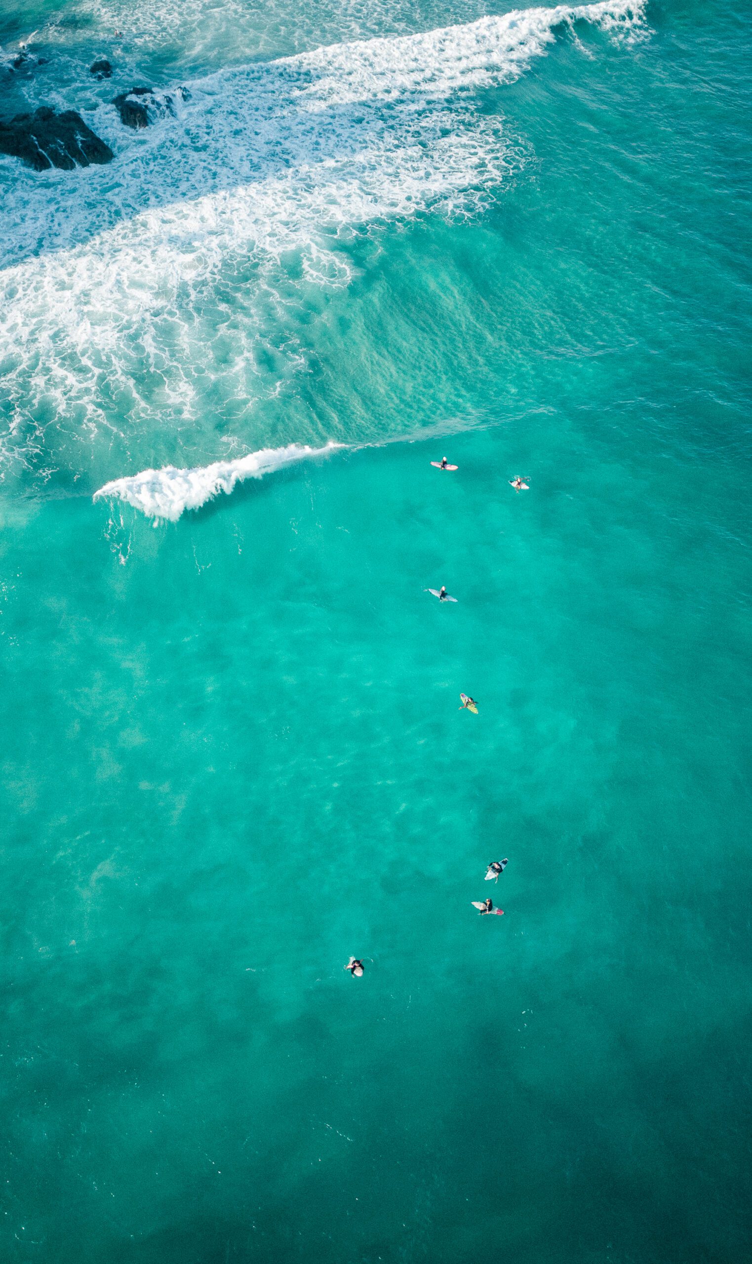 Nous récupérons des combinaisons usagées de surfeurs pour leur donner une seconde vie et ainsi créer nos lunettes de soleil et accessoires à base d'upcycling en néoprène.
